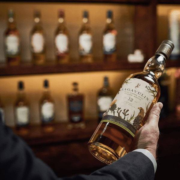 Rượu Lagavulin 12 Năm 2 Chim đại bàng vàng – loài chim săn mồi được yêu mến nhất tại Scotland