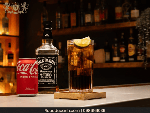 Jack Daniel's Pha Với Gì? Top 5 Cách Pha Jack Daniel's Phổ Biến Và Dễ Làm Tại Nhà 2 Jack & Coke – Sự Kinh Điển Không Bao Giờ Lỗi Mốt