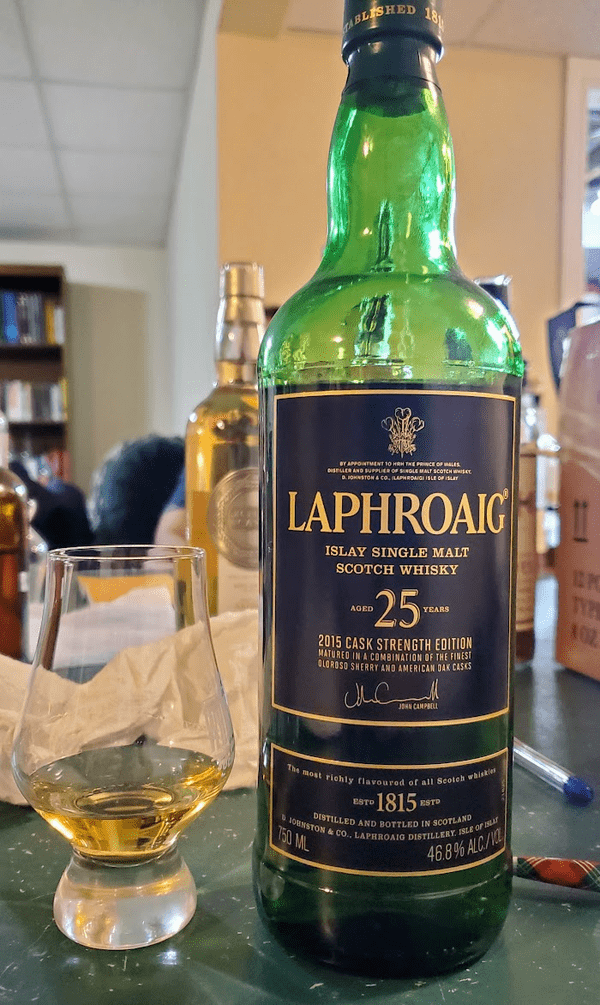 Laphroaig 25 năm loại whisky có thương hiệu của hãng rượu Laphroaig lừng danh