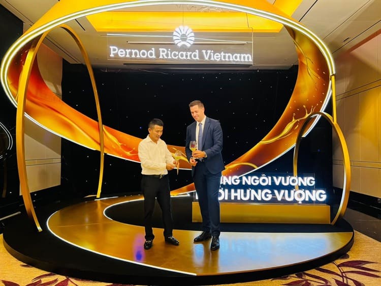 Ông Quang Đức Minh cùng Giám đốc kinh doanh tập đoàn Pernod Ricard chi nhánh Châu Á Thái Bình Dương
