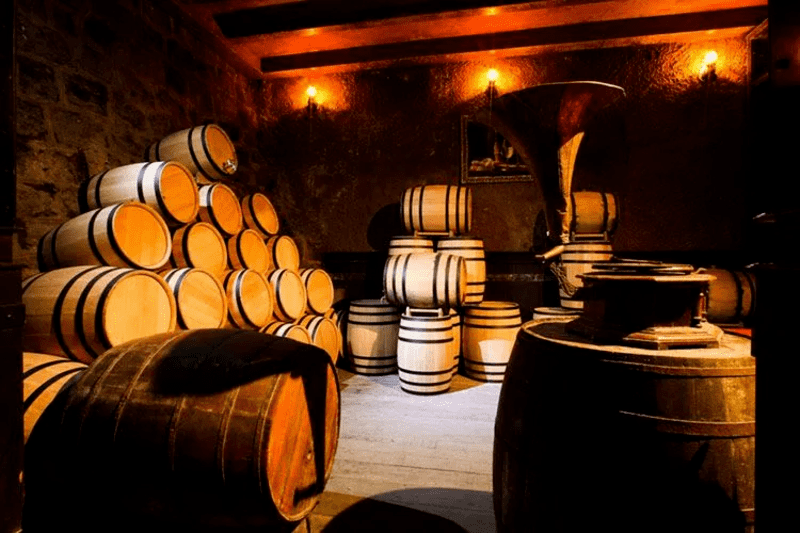 Thùng đựng rượu bằng gỗ sồi ảnh hưởng tới hương vị của rượu như thế nào