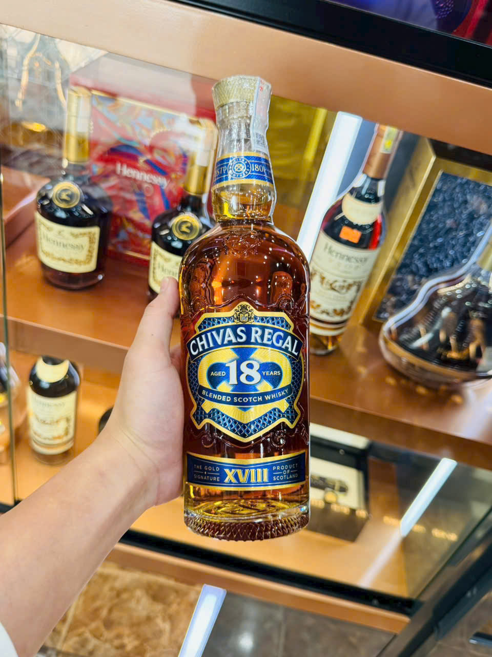 Chivas 18 được chụp tại cửa hàng Rượu Đức Anh