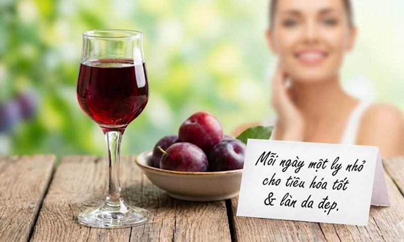 Một ly nhỏ rượu mận mỗi ngày giúp kích thích tiêu hóa và làm đẹp da