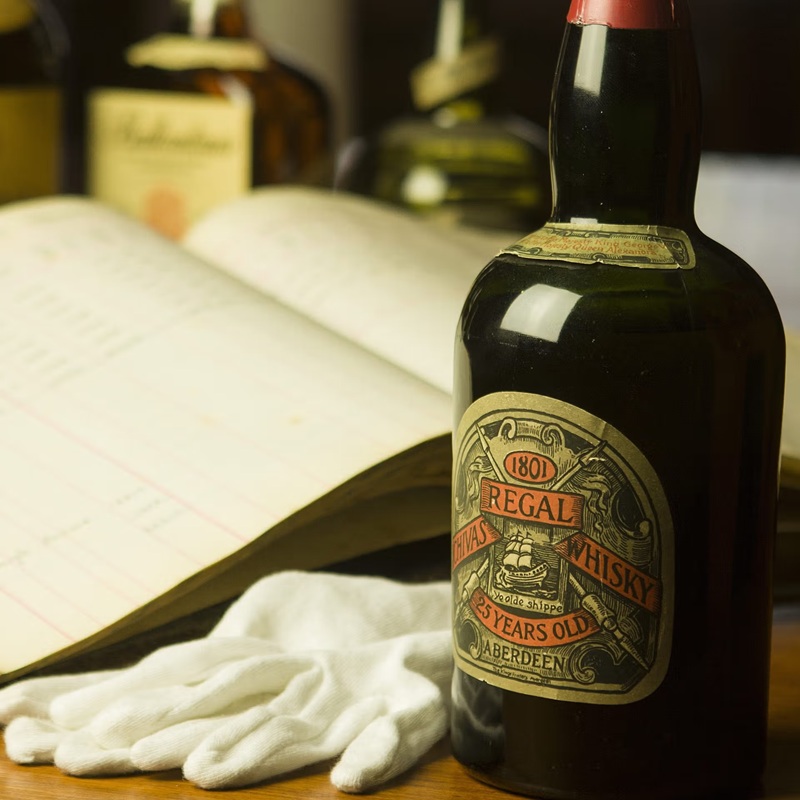 Băm 1843 anh em nhà Chivas được nữ hoàng Victoria trao tặng chứng nhận hoàng gia đầu tiên