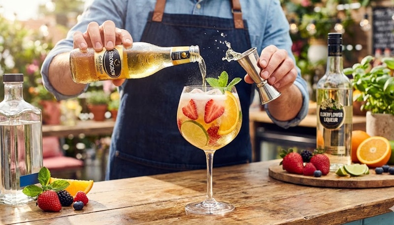 pha chế cocktail tuyệt ngon với strongbow, trái cây và rượu mạnh